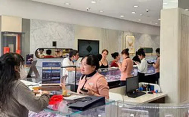 Vàng bạc Đá quý Phú Nhuận đóng loạt cửa hàng